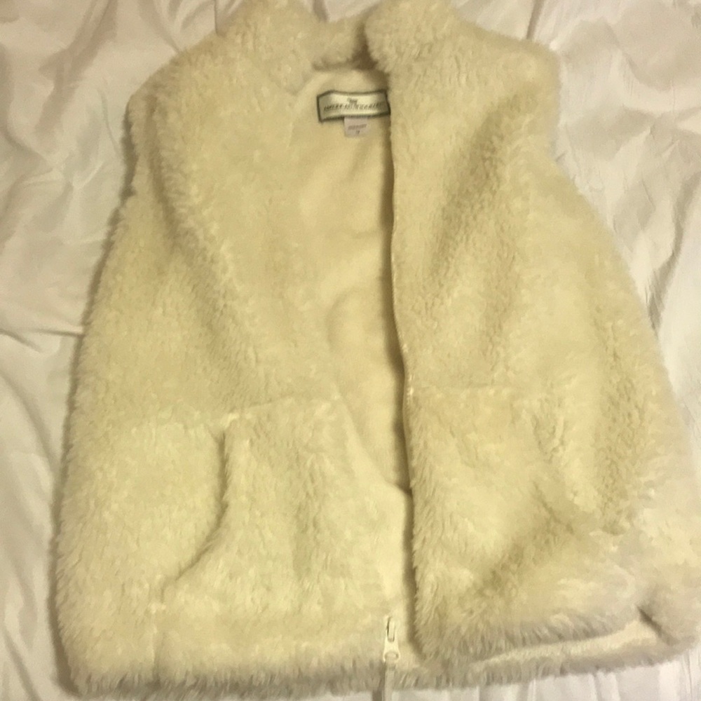 American Widgeon Girls’ Size 12 Fluffy White Vest